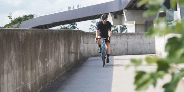 Marcin loue un vélo de course trendy et cherche l’aventure chaque semaine